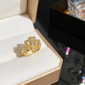 Luxury gold rotating four-leaf clover ring with sparkling pavé crystals for women