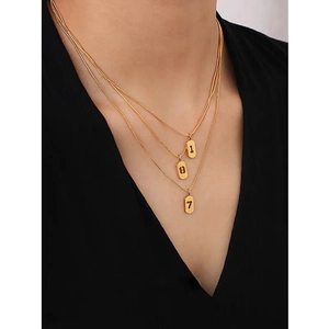 Collier Pendentif Étiquette Carrée Numéro Évidé en Acier Inoxydable Minimaliste pour Femme Bijoux de Chaîne de Clavicule Dorée