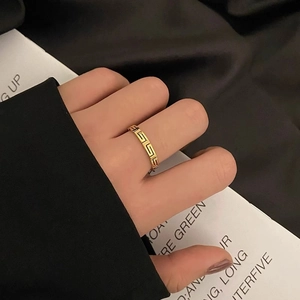 Polierter Ring aus 18K vergoldetem Edelstahl mit griechischem Mäandermuster für Damen