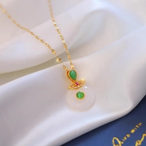 Elegante Halskette aus Gold-Titanstahl mit weißem Opalanhänger und grünem Katzenauge