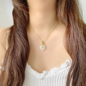 Elegante Goldhalskette mit Opal-Anhänger und smaragdgrünem Edelstein für Damen