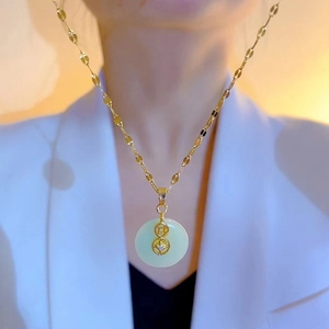 Collana in acciaio al titanio con pendente in giada e ciondolo a zucca portafortuna
