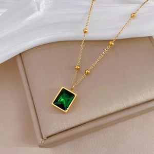 Minimalistische gouden titanium stalen ketting met rechthoekige smaragd hanger op zijde