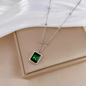 Minimalistische titaniumstalen ketting met vierkante smaragd hanger en kralenketting