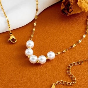 Collar de lujo con 5 perlas de acero de titanio dorado y cadena de hojas finas