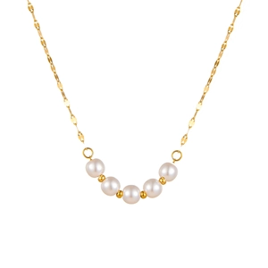 Elegante collar de titanio dorado con cinco perlas blancas y cadena de eslabones
