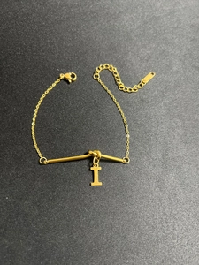 Detailansicht der goldener Buchstabe I Anhänger mit Karabinerverschluss und Verlängerung