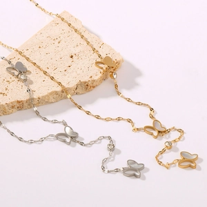 Collier papillon exquis avec incrustation de nacre blanche en finitions or et argent