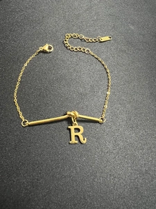 Detailansicht Gold-Edelstahlarmband mit R-Buchstabenanhänger und verstellbarer Gliederkette