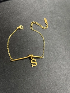 Detailansicht der vergoldeten Edelstahlkette mit S-Buchstaben-Anhänger und Karabinerverschluss