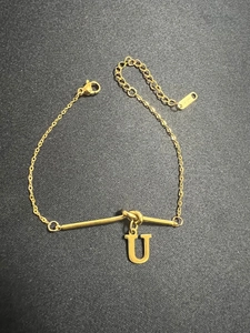 Detailansicht der 18K Goldkette mit U-Buchstabenanhänger und verstellbarem Karabiner