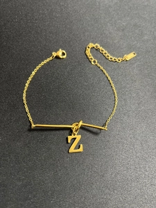 Detailaufnahme des vergoldeten Z-Anhängers an einer Edelstahlkette mit Verlängerung