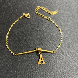 Minimalistisches goldenes Knoten-Kettenarmband mit Anhänger Buchstabe A und Karabiner