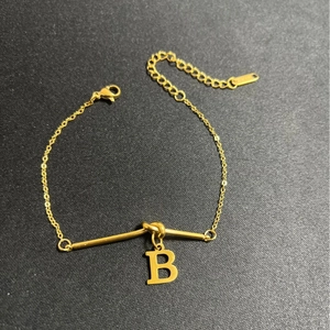 Eleganter goldfarbener Knoten-Kettenarmband mit einem Buchstaben B Anhänger und Verschluss