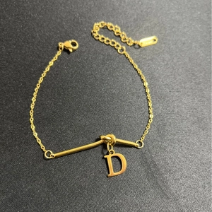Goldenes Gliederkettenarmband aus Titanstahl mit einem runden Stab und D-Buchstabe