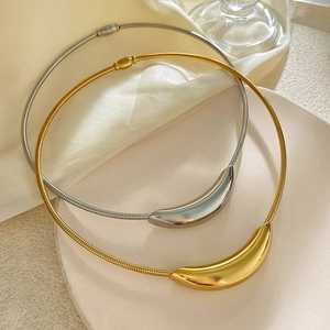 Girocollo minimalisti in acciaio al titanio oro e argento con barra curva su ceramica