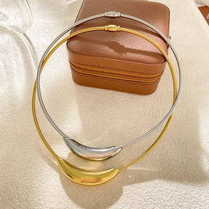 Collana girocollo ovale cava curva in acciaio al titanio minimalista in oro e argento