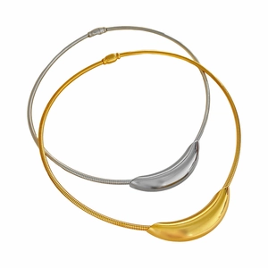 Collana minimalista in acciaio al titanio con barra curva in finitura oro e argento