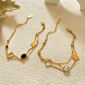 Bracelet double couche en or avec trèfles et pendentifs ovales en nacre élégants