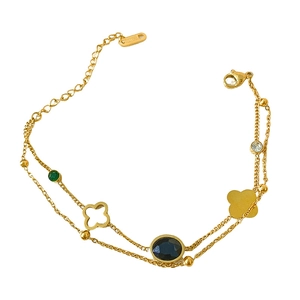 Bracelet double rang en acier doré avec breloques trèfle et pierres précieuses colorées