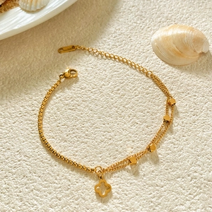 Bracelet chaîne en acier titane doré avec pendentif trèfle à quatre feuilles évidé