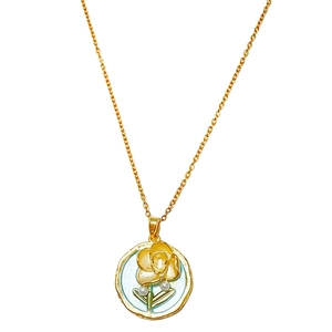 Collana vintage dorata con pendente floreale in smalto blu e piccole perle