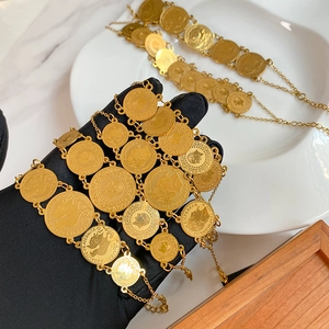 Goldenes Titanstahl-Armband mit mehrlagigen Münzanhängern und Porträt-Reliefgravuren