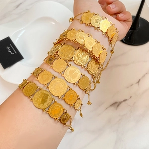 Lagen-Armbänder aus goldenem Titanstahl mit Vintage-Münzanhängern und Relief-Porträts