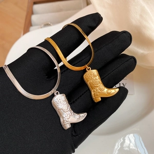 Halsketten mit Vintage-Rosenstiefel-Anhänger, flache Schlangenkette in Gold und Silber