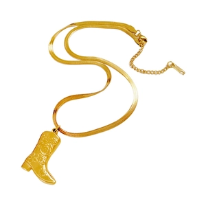 Goldene Schlangenkette mit Vintage-Cowboystiefel-Anhänger und feinen Blumen-Gravuren