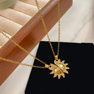 Détail du collier soleil magnétique avec gravure You are my sunshine et cristaux