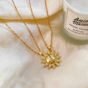Détail du collier solaire magnétique avec gravure You Are My Sunshine et zircons blancs