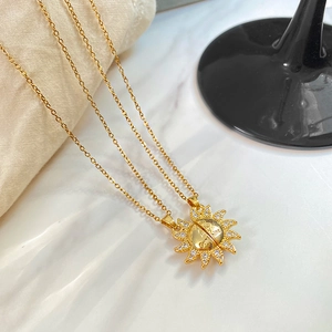 Détail du collier solaire magnétique avec gravure You are my sunshine et cristaux
