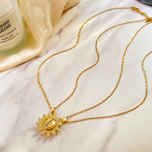 Collier avec pendentif soleil doré serti de strass et gravure sunshine pour femme