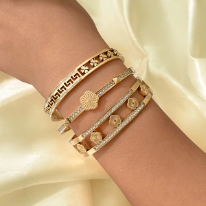 Vintage gouden armbandenset met bloempatronen en fonkelende strassteentjes voor dames