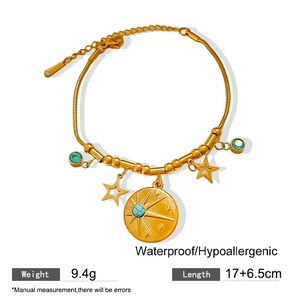 Λεπτομέρεια boho χρυσού βραχιολιού με αστέρια και μπλε τυρκουάζ λίθους μενταγιόν