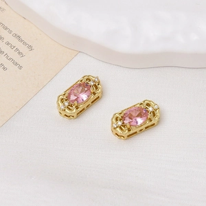Detail der 18K vergoldeten rechteckigen Perle mit rosa Stein und kleinen Kristallen