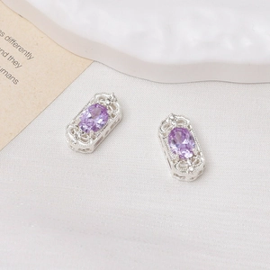 Nahaufnahme vintage silberner Ohrringe mit lila ovalen Edelsteinen und kleinen Diamanten