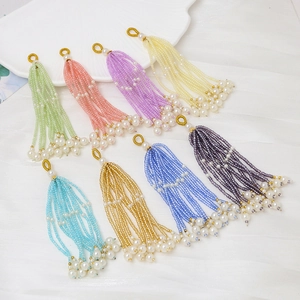 Detalle de borlas de cuentas hechas a mano con perlas de imitación en ocho colores