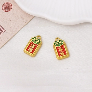 Makroaufnahme von roten Emaille-Anhängern mit goldenen chinesischen Schriftzeichen
