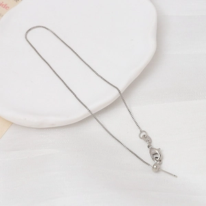 Makroaufnahme einer Silber-Box-Kette mit verstellbarem Stift für DIY-Schmuckdesigns