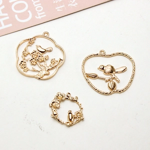 Colgantes de corona de flores y pájaros dorados en tres diseños para accesorios de joyería DIY