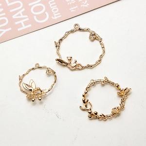 Tres colgantes dorados de corona con pájaros y flores para joyería y pendientes DIY