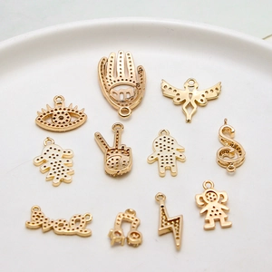 Goldene DIY Schmuckanhänger mit Zirkonia-Besatz in verschiedenen Formen und Motiven