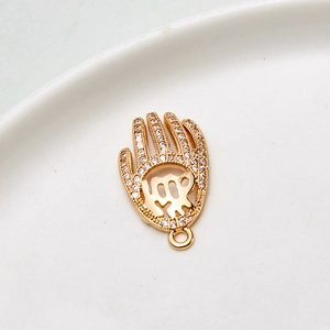 Detail eines vergoldeten Hand der Fatima Anhängers mit Strass und Jungfrau Sternzeichen