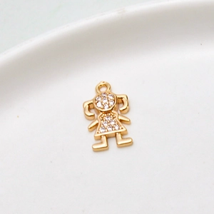 Makroaufnahme von vergoldetem Mädchen-Anhänger mit Zirkonia-Besatz für DIY-Schmuck