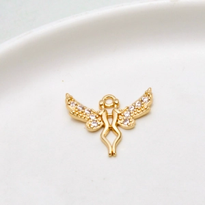 Makroaufnahme von Gold-Engelsanhänger mit Zirkonia-Flügeln für DIY-Schmuckherstellung