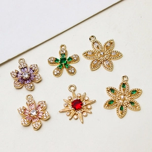 Detailansicht von Gold-Schneeflocken-Anhängern mit farbigen Zirkonia für DIY-Schmuck