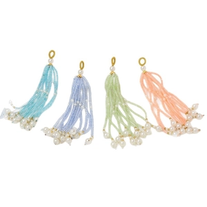 Borlas hechas a mano con cuentas de semillas en azul claro, violeta, verde y rosa claro