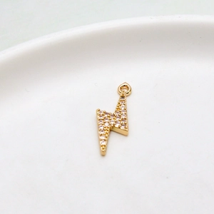 Makroaufnahme der vergoldeten Blitz-Anhänger mit Mikropavé-Kristallen für DIY-Schmuck
